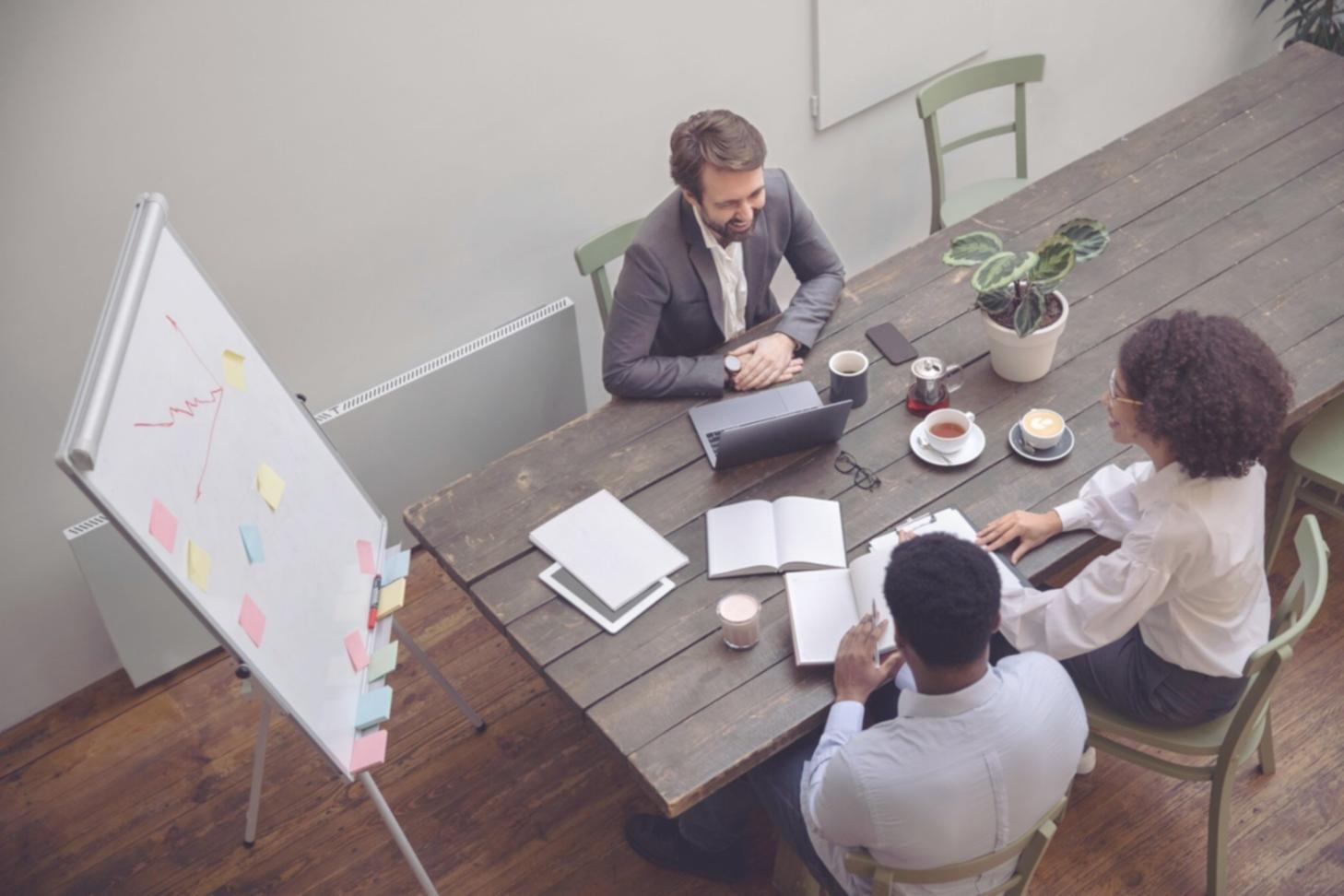 Студент работает над финансовым проектом